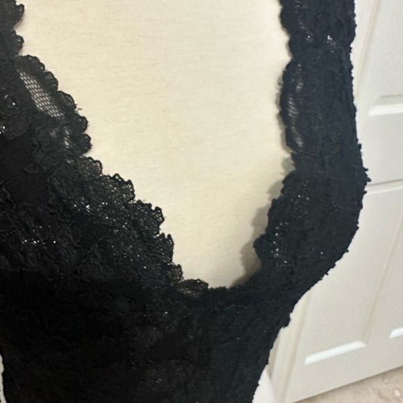 AQUA stretch Lace Plunging Neck Scallop Trim Crop Top with long sleeves black - Picture 4 of 7